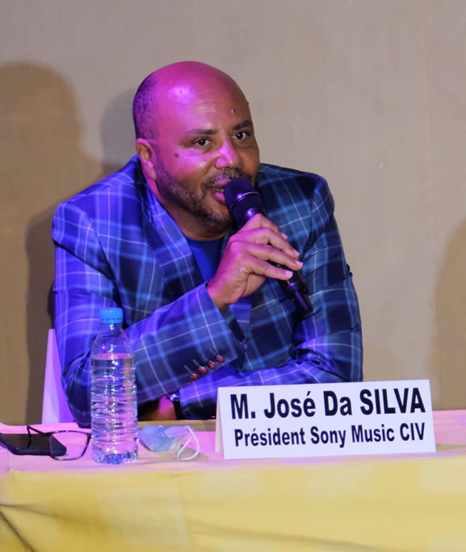 Le trio du groupe Safari vient de signer avec le Label SONY. Le trio du groupe Safari vient de signer avec le Label SONY.