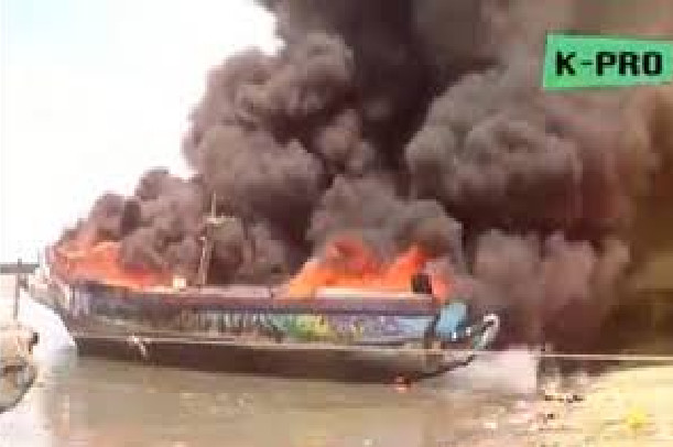 « Sénégal dégage ! » lance-t-on en Gambie : Suite aux tensions 30 bateaux de pêche sénégalais incendiés « Sénégal dégage ! » lance-t-on en Gambie : Suite aux tensions 30 bateaux de pêche sénégalais incendiés