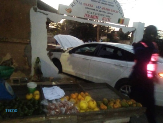 Dieuppeul : Comment un véhicule a terminé sa course sur le mur d’une école élémentaire. Dieuppeul : Comment un véhicule a terminé sa course sur le mur d’une école élémentaire.