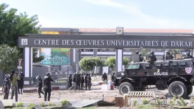 Dernière minute : Ça chauffe à l’UCAD ! Affrontements entre étudiants et forces de l’ordre Dernière minute : Ça chauffe à l’UCAD ! Affrontements entre étudiants et forces de l’ordre