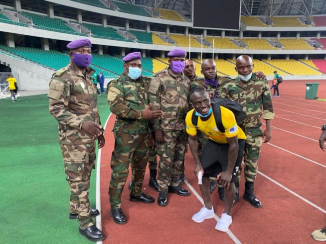 Sadio Mané prend la pose avec des agents de sécurité congolais Sadio Mané prend la pose avec des agents de sécurité congolais