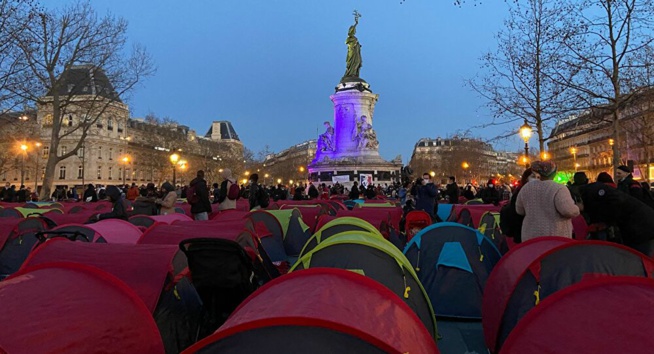 Camp de migrants installé à Paris: le Président «dit que l’on est en guerre, les victimes sont là»