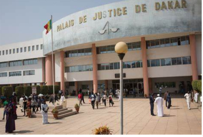 Aminata Camara caillasse la boutique de son ex-amant Aminata Camara caillasse la boutique de son ex-amant