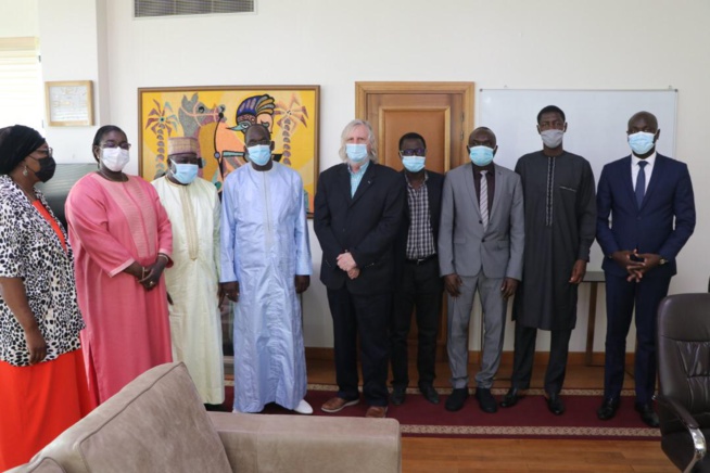 Le ministre Abdoulaye Diouf Sarr a reçu Pr. Didier Raoult Le ministre Abdoulaye Diouf Sarr a reçu Pr. Didier Raoult