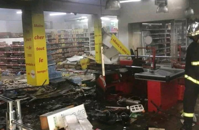 Saccage de ses magasins : Auchan traîne en justice 3 de ses employés dont une femme enceinte Saccage de ses magasins : Auchan traîne en justice 3 de ses employés dont une femme enceinte