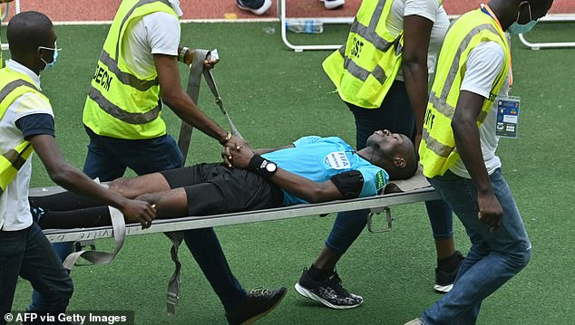 Côte d’Ivoire-Ethiopie : Le 1er arbitre fait un malaise, le 4e arbitre était ivoirien (Photos) Côte d’Ivoire-Ethiopie : Le 1er arbitre fait un malaise, le 4e arbitre était ivoirien (Photos)