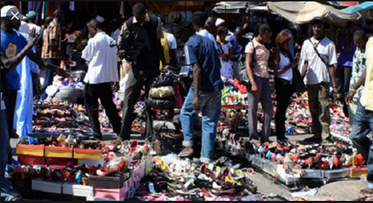 Marchandises: Les résidus de l’Europe et de la Chine envahissent les trottoirs sénégalais Marchandises: Les résidus de l’Europe et de la Chine envahissent les trottoirs sénégalais