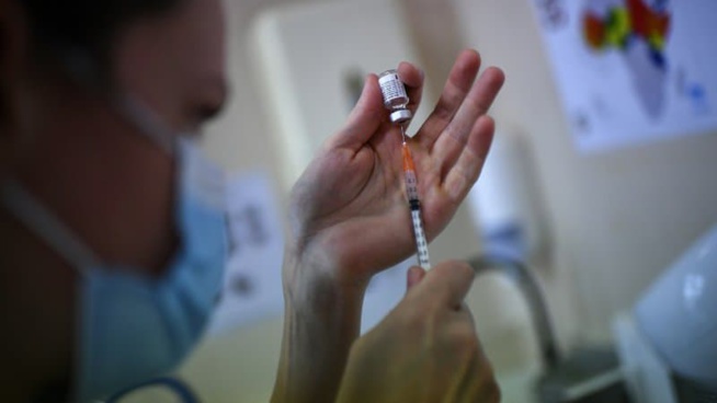 Covid-19: Macron appelle à "vacciner, vacciner, vacciner", les médecins déplorent un manque de doses