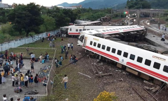 Taïwan: 48 morts dans le déraillement d’un train bondé Taïwan: 48 morts dans le déraillement d’un train bondé