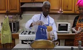 Entrée dans une tradition bien sénégalaise : Quand l’Ambassadeur des USA à Dakar préparait et distribuait du Ngalakh Entrée dans une tradition bien sénégalaise : Quand l’Ambassadeur des USA à Dakar préparait et distribuait du Ngalakh