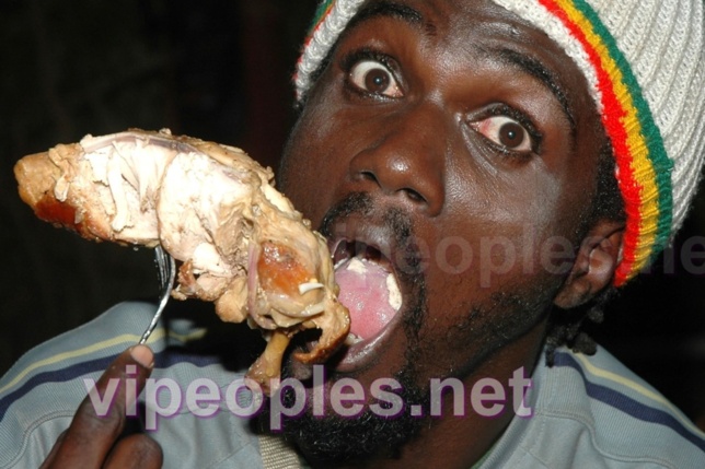 Pacotille surpris entrain de manger: Il se bat contre le poulet!!!