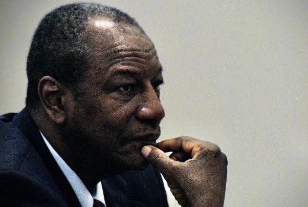 L’ingratitude d’un fils adoptif : Quand Alpha Condé se déguisait en « Diongoma » pour se réfugier au Sénégal L’ingratitude d’un fils adoptif : Quand Alpha Condé se déguisait en « Diongoma » pour se réfugier au Sénégal