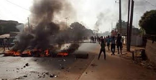 Kolda: des jeunes manifestent après la mort d’une dame qui a reçu une visite de la police Kolda: des jeunes manifestent après la mort d’une dame qui a reçu une visite de la police