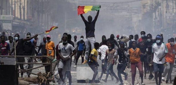 Affrontements entre des manifestants et la police après l’arrestation d’Ousmane Sonko, à Dakar, le 3 mars 2021 Affrontements entre des manifestants et la police après l’arrestation d’Ousmane Sonko, à Dakar, le 3 mars 2021
