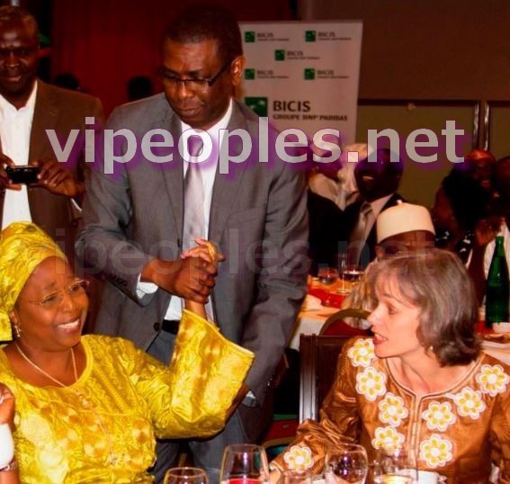 Et le ministre du Tourisme Youssou Ndour invite Awa Marie Coll-Seck à venir danser! Et le ministre du Tourisme Youssou Ndour invite Awa Marie Coll-Seck à venir danser!
