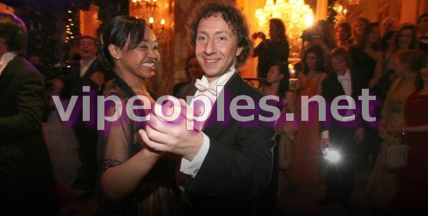 Elisabeth Senghor, arrière petite-nièce de Léopold Sédar Senghor, dansant avec Stéphane Bern Elisabeth Senghor, arrière petite-nièce de Léopold Sédar Senghor, dansant avec Stéphane Bern
