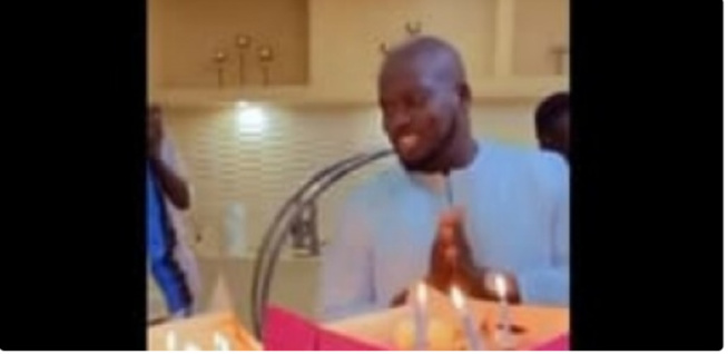 Aziz Ndiaye fête son anniversaire: Découvrez la surprise de son épouse et ses enfants (Vidéo) Aziz Ndiaye fête son anniversaire: Découvrez la surprise de son épouse et ses enfants (Vidéo)