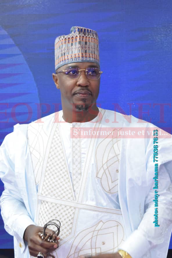 L'incontournable de la bande FM, Cheikh Sarr illumine le G.P de la Sen tv avec son nouveau look L'incontournable de la bande FM, Cheikh Sarr illumine le G.P de la Sen tv avec son nouveau look