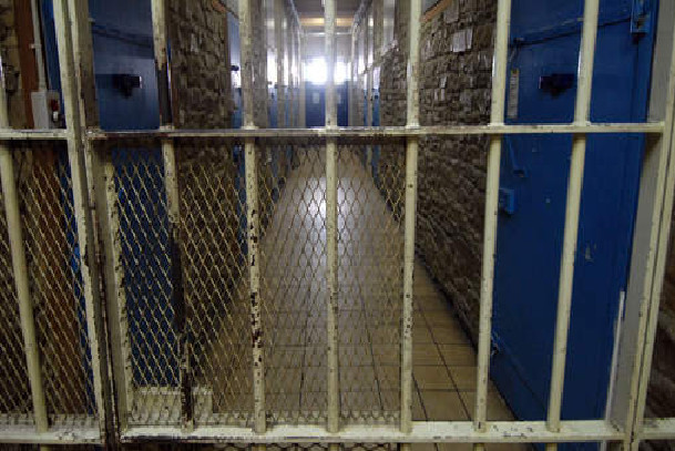 Pape Fall tabasse sa voisine et retourne en prison : il avait été gracié à l’occasion du 4 avril Pape Fall tabasse sa voisine et retourne en prison : il avait été gracié à l’occasion du 4 avril