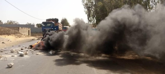 Bambilor / Un accident fait deux morts: Les populations bloquent la circulation et exigent des ralentisseurs Bambilor / Un accident fait deux morts: Les populations bloquent la circulation et exigent des ralentisseurs