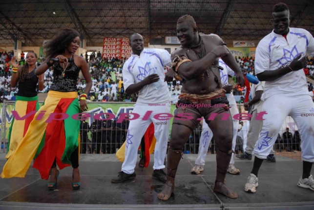 Le lutteur Balla gaye 2 s'amuse à côté de l'artiste Queen Biz au stade Demba Diop