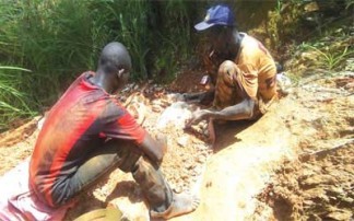 Il paye aux génies les deux bras de son frère Il paye aux génies les deux bras de son frère