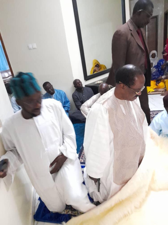 Le président Madické reçoit un tapis de prière et un chapelet de Serigne Mountakha Mbacké. Le président Madické reçoit un tapis de prière et un chapelet de Serigne Mountakha Mbacké.