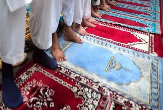 Mois béni du Ramadan: Ça marche fort pour le commerce de tapis de prières ! Mois béni du Ramadan: Ça marche fort pour le commerce de tapis de prières !