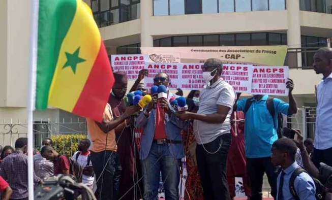 Direct-Sit-in devant la Tutelle : Les journalistes dénoncent les atteintes à la liberté de presse Direct-Sit-in devant la Tutelle : Les journalistes dénoncent les atteintes à la liberté de presse
