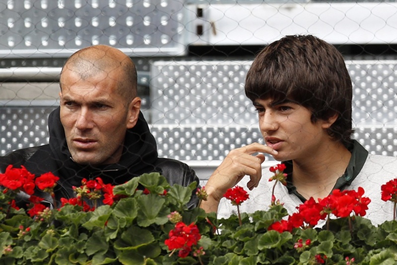 Enzo et Zinedine Zidane: Le fils dans l'ombre du père.