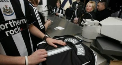 Papis Demba Cissé refuse de porter le nouveau maillot de Newcastle à cause d'un interdit lié à sa religion musulmane Papis Demba Cissé refuse de porter le nouveau maillot de Newcastle à cause d'un interdit lié à sa religion musulmane