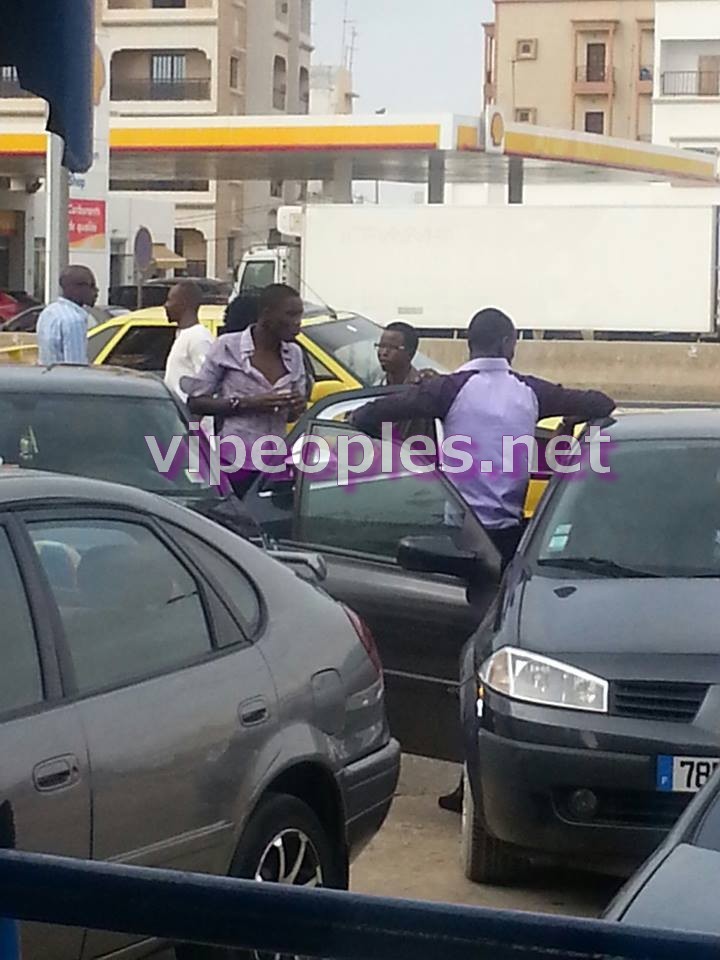 Surpris par un paparazzi, Waly Seck prend son "Café Touba" en pleine rue