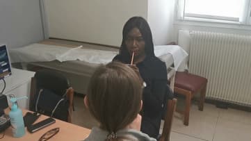 Coumba Gawlo en séance de rééducation pour retrouver sa voix Coumba Gawlo en séance de rééducation pour retrouver sa voix
