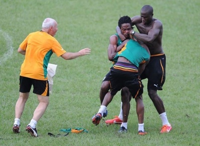 Deux joueurs Ivoiriens,Gosso et Abdul Razak se battent en pleine séance d'entraînement Deux joueurs Ivoiriens,Gosso et Abdul Razak se battent en pleine séance d'entraînement