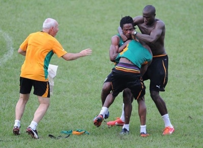 Deux joueurs Ivoiriens,Gosso et Abdul Razak se battent en pleine séance d'entraînement