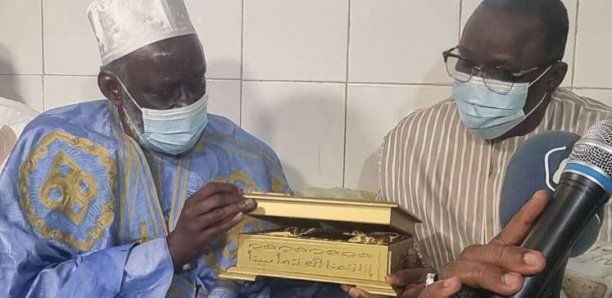 Leylatoul Khadri: Thierno Madani Tall offre un exemplaire du Coran serti d’or à Macky Sall Leylatoul Khadri: Thierno Madani Tall offre un exemplaire du Coran serti d’or à Macky Sall