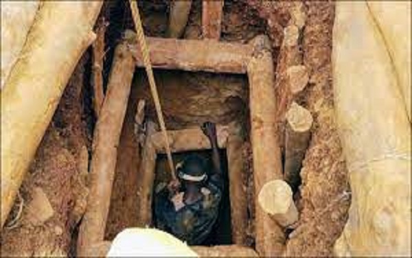 Tragédie en Guinée: L’effondrement d’une mine d’or fait une quinzaine de morts Tragédie en Guinée: L’effondrement d’une mine d’or fait une quinzaine de morts