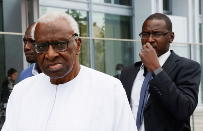 AIBD : Revivez l’arrivée du président Lamine Diack AIBD : Revivez l’arrivée du président Lamine Diack