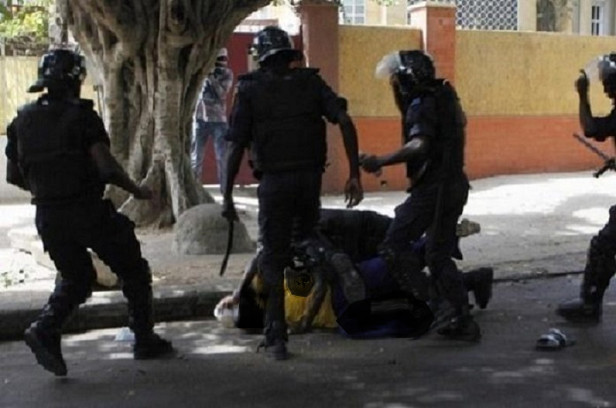 Bavure policière sur un neveu du khalife général des mourides : confondu avec un autre, Serigne Bassirou Mbacké brutalisé et menotté Bavure policière sur un neveu du khalife général des mourides : confondu avec un autre, Serigne Bassirou Mbacké brutalisé et menotté