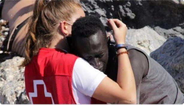 Espagne: Une embrassade entre une volontaire Croix rouge et un Sénégalais affole les réseaux sociaux Espagne: Une embrassade entre une volontaire Croix rouge et un Sénégalais affole les réseaux sociaux