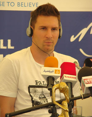 Depuis Mbour, Messi lance le défi pour le mondial 2014. Depuis Mbour, Messi lance le défi pour le mondial 2014.