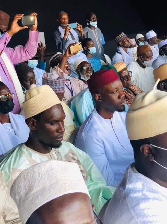L'image du jour: Ousmane Sonko, après son malaise, se (re) montre en public