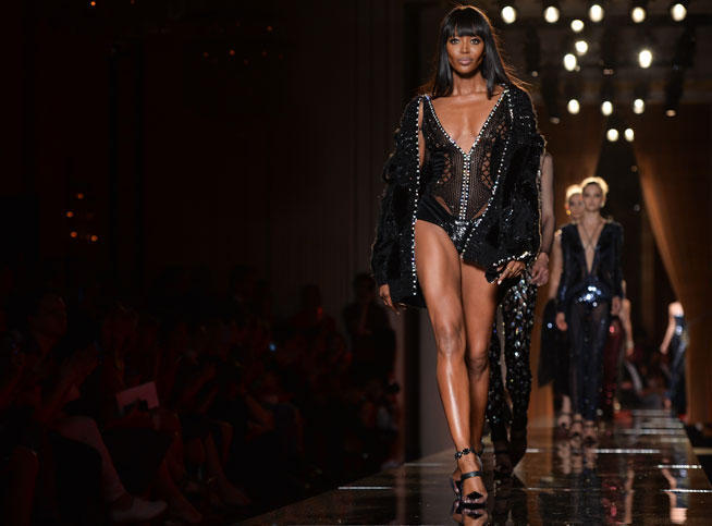 La panthère reprend du service : un défilé ultra sexy pour Versace devant un parterre de stars