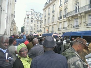 Consulat de Paris. Les Sénégalais râlent aussi Consulat de Paris. Les Sénégalais râlent aussi