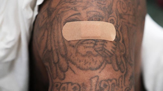 Covid-19: non, les vaccins ne rendent pas les personnes vaccinées magnétiques Covid-19: non, les vaccins ne rendent pas les personnes vaccinées magnétiques