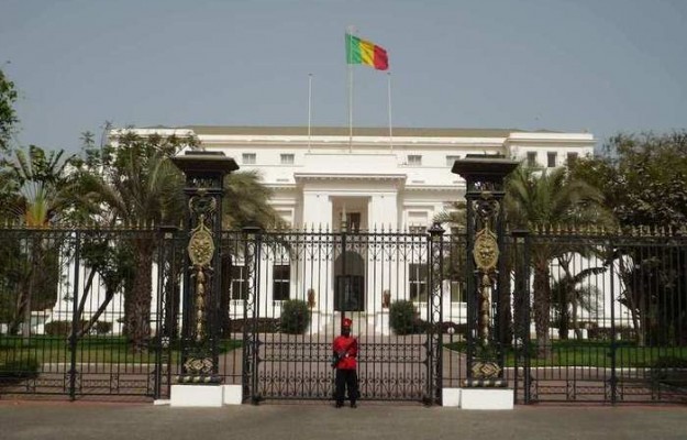 Communication du palais: Macky Sall engage un français Communication du palais: Macky Sall engage un français