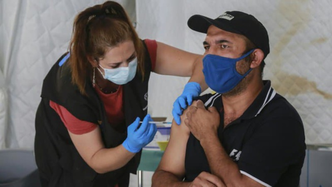EN DIRECT - Covid-19: plus de 12 millions de Français ont reçu deux injections de vaccin