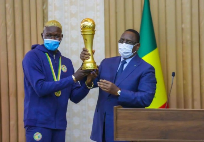 Beach soccer: Macky Sall offre à chaque joueur et membre du staff plus 10 millions de Fcfa et... Beach soccer: Macky Sall offre à chaque joueur et membre du staff plus 10 millions de Fcfa et...