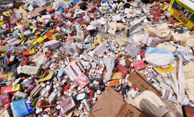 Mbour : 4 tonnes de faux médicaments saisis par la Douane Mbour : 4 tonnes de faux médicaments saisis par la Douane