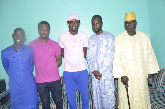 Wally Seck chez Leral TV pour présenter ses condoléances à Dame Dieng suite au rappel à dieu des 3 reporters.